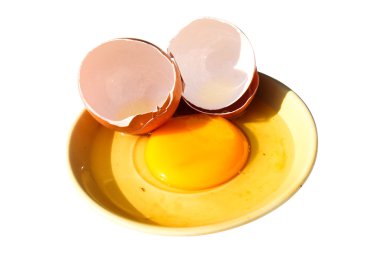 Beyaz arka plan üzerinde izole kırık yumurta kabuğu