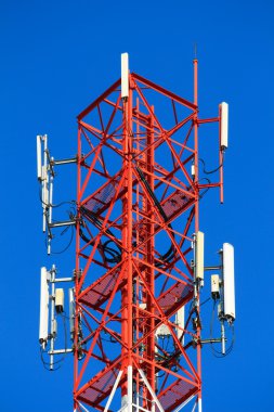 telefon direği telekomünikasyon kule mavi gökyüzü arka plan üzerinde