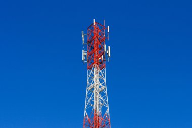 telefon direği telekomünikasyon kule mavi gökyüzü arka plan üzerinde