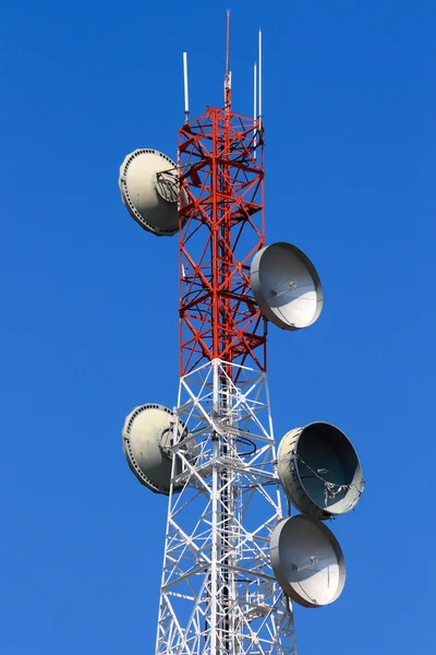 Torre de telecomunicações pólo de telefone no fundo céu azul — Fotografia de Stock