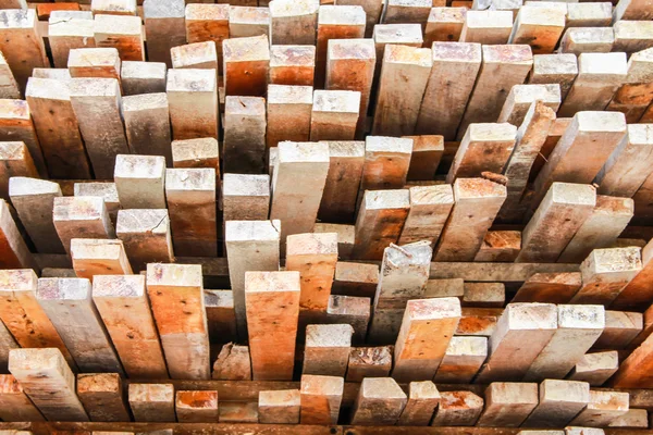 sawed ahşap plakalar yığını