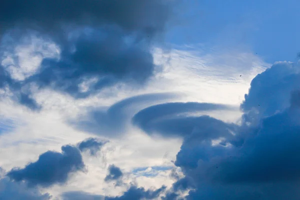 Tempestade nublada céu incomum — Fotografia de Stock