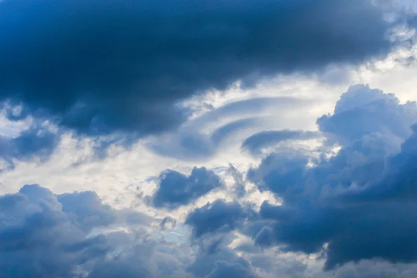 Tempestade nublada céu incomum — Fotografia de Stock