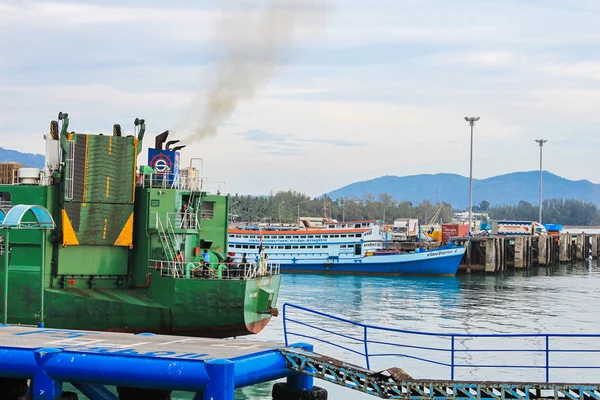 Port morski z promowej seatran molo w koh samui, surat thani — Zdjęcie stockowe