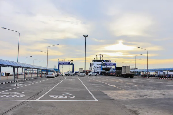 Seehafen von seatran ferry terminal a pier koh samui, surat thani — Stockfoto