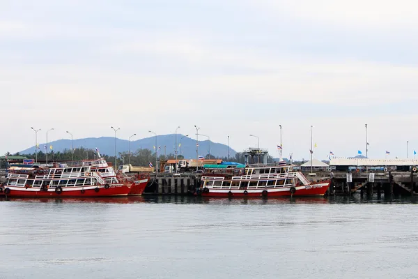 Porto marítimo do terminal de balsa seatran um cais koh samui, surat thani — Fotografia de Stock