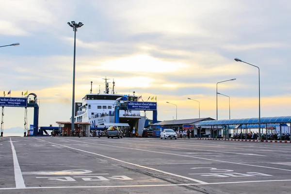 Porto marítimo do terminal de balsa seatran um cais koh samui, surat thani — Fotografia de Stock