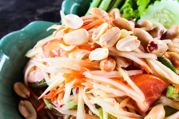 Parní chobotnice vejce salát s pikantní citronová šťáva polévku, samui Thajsko — Stock fotografie