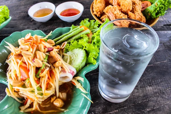 Somtum grön papaya sallad med skaldjur, samui thailand — Stockfoto