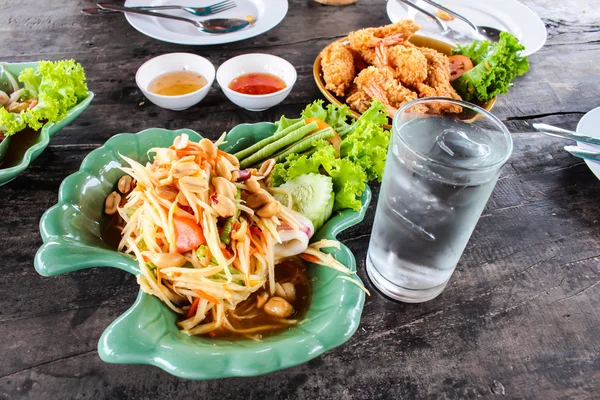 Ensalada de papaya verde somtum con mariscos, samui thailand — Foto de Stock