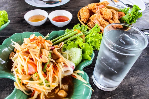 Salada de mamão verde somtum com frutos do mar, samui tailândia — Fotografia de Stock