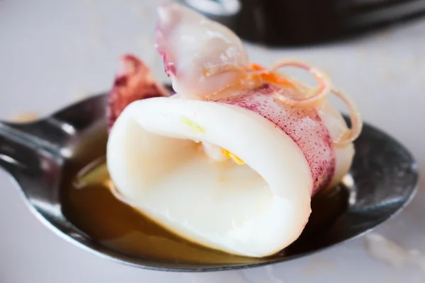 Салат з парових кальмарів з гострим лимонним супом, самуї-тахіла — стокове фото