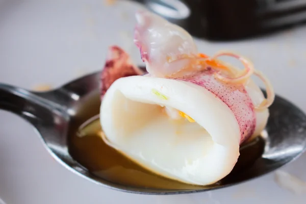 Салат з парових кальмарів з гострим лимонним супом, самуї-тахіла — стокове фото