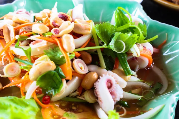 Dampf-Tintenfisch-Eier-Salat mit würziger Zitronensaft-Suppe, Samui Thaila — Stockfoto