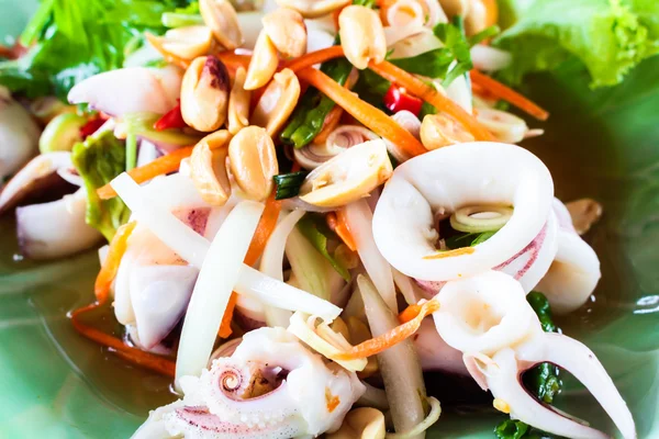 Steam squid ägg sallad med kryddig citron saft soppa, samui thaila — Stockfoto