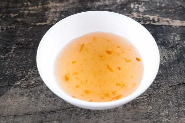 中国梅子酱的白色杯子海鲜粘贴上木制的选项卡 — 图库照片