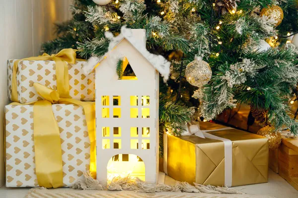 Zombar Uma Casa Papelão Branco Com Janelas Brilhantes Presentes Natal — Fotografia de Stock