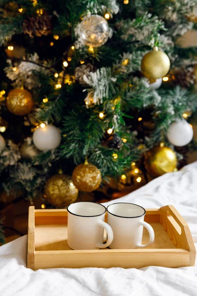 Wooden Tray Two White Mugs Bed White Sheet Decorated Christmas — Stock Photo, Image