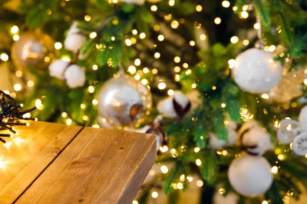 Prateleira Madeira Contra Fundo Guirlanda Brilhante Ano Novo Árvore Natal — Fotografia de Stock