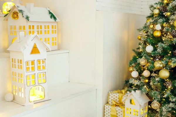 Merdivenlerde Sarı Işıkla Parlayan Beyaz Ahşap Evlerin Maketleri Oyuncaklarla Süslenmiş — Stok fotoğraf