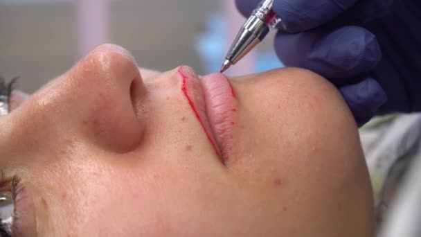 Maquiagem artista faz marcas de lápis antes do procedimento de maquiagem de lábios permanentes. — Vídeo de Stock