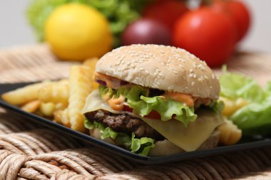 Burger ve patates kızartması