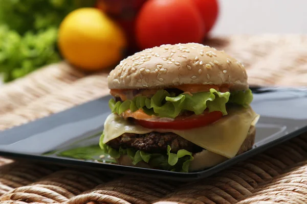 Burger ve patates kızartması