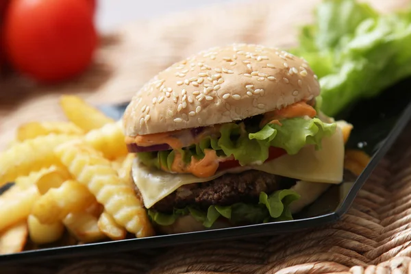 Burger ve patates kızartması