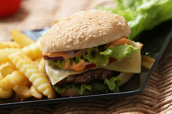 Burger ve patates kızartması