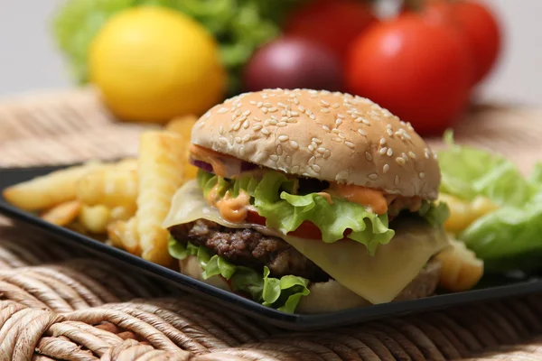 Burger ve patates kızartması