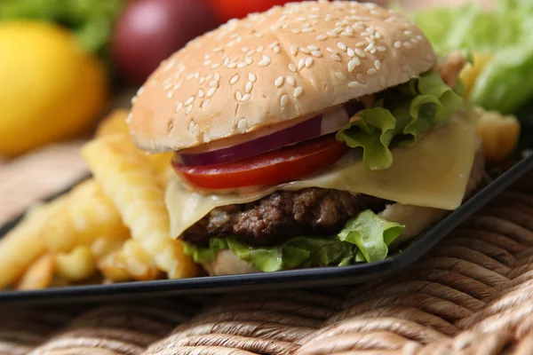 Burger ve patates kızartması