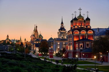 Moskova - 08 Ekim 2021: Gece şehri manzarası, Zaryadye parkı tapınak kubbeleri ve Moskova Kremlin manzarası. Vatandaşlar akşam şehrinin sokaklarında geziniyor..