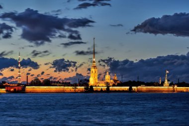 St. Petersburg şehir manzarası, Neva Nehri 'nin gece manzarası ve Peter ve Paul Kalesi.
