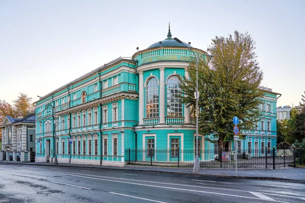 Moskova, 03 Eylül 2021: Güneşli bir sabahta Rus sanatçı Ilya Glazunov 'un resim galerisinin inşası.