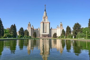 Moskova, 19 Mayıs 2021: Moskova Devlet Üniversitesi 'nin (MSU) adını verdiği ana binasının manzaralı şehir manzarası.