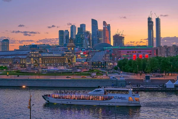 2021年5月21日 莫斯科 以莫斯科 城市摩天大楼为背景的莫斯科河流堤岸和基辅火车站的夜景 — 图库照片