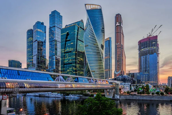 2021年5月19日 莫斯科 莫斯科市高楼的夜景与莫斯科河的反光 — 图库照片
