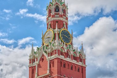 Parlak güneşli bir günde Spasskaya kulesinin bir parçası..