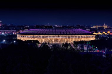 Moskova, 14 Temmuz 2021: Vorobyovy Gory, Luzhniki Olimpiyat Kompleksi 'nin gece görüşü.