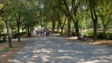 Roma 'daki Villa Borghese Bahçelerindekiler - 4K, Pan, Handheld, Editör