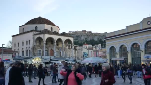 Deux femmes dans la foule pointent vers la direction sur la place Monastiraki à Athènes — Video