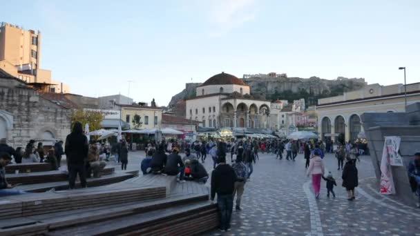 Mensen menigte op Monastiraki plein in Athene in de avond — Stockvideo