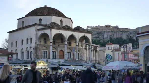 Jonge man en vrouw glimlachend in mensen menigte op Monastiraki Square in Athene op de avond — Stockvideo