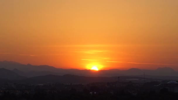 Sonnenaufgang über den Hügeln im Bezirk Manavgat, Provinz Antalya, Türkei, Weitwinkel, 4K — Stockvideo