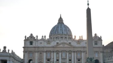 St. Peters Meydanı 'ndan gün batımında görülen St. Peters Bazilikası' nın ana cephesi ve kubbesi - Ağır çekim, FHD, Pan, Tilt, Orta çekim