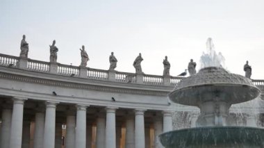 Vatikan, Roma, İtalya 'daki St. Peters Meydanı' ndaki Çeşme - Ağır çekim, FHD, Orta Çekim