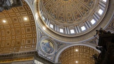 St. Peters Bazilikası 'ndaki kubbenin mimari detayları Vatikan' da, Roma 'da, İtalya' da - 4K, orta boy, el bilgisayarı.