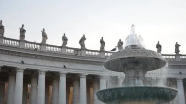Vatikan, Roma, İtalya 'daki St. Peters Meydanı' ndaki Çeşme - FHD, Audio, Pan, Medium shot