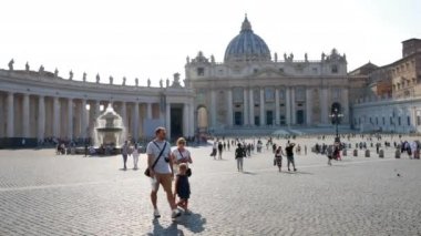 St. Peters Meydanı 'ndan St. Peters Bazilikası' nın ana cephesi ve kubbesi - Editör, 4K, geniş çekim, el bilgisayarı