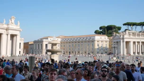 Pessoas multidão esperando na entrada da Basílica de St. Peters - Editorial, 4K, Wide shot, Pan, Handheld — Vídeo de Stock